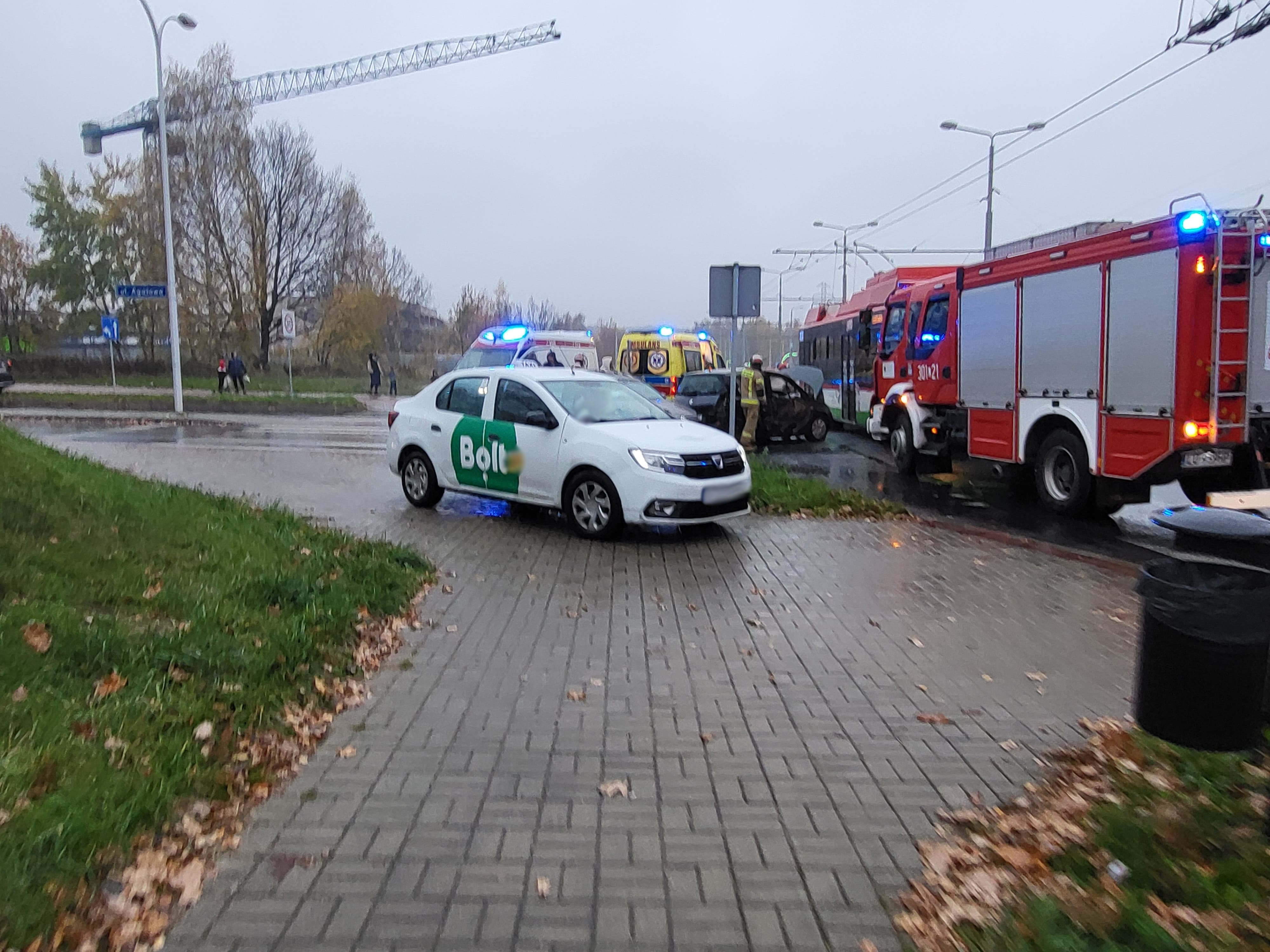 Na środku skrzyżowania wypadek, a kierowca dacii zrobił sobie z chodnika jezdnię (zdjęcia)