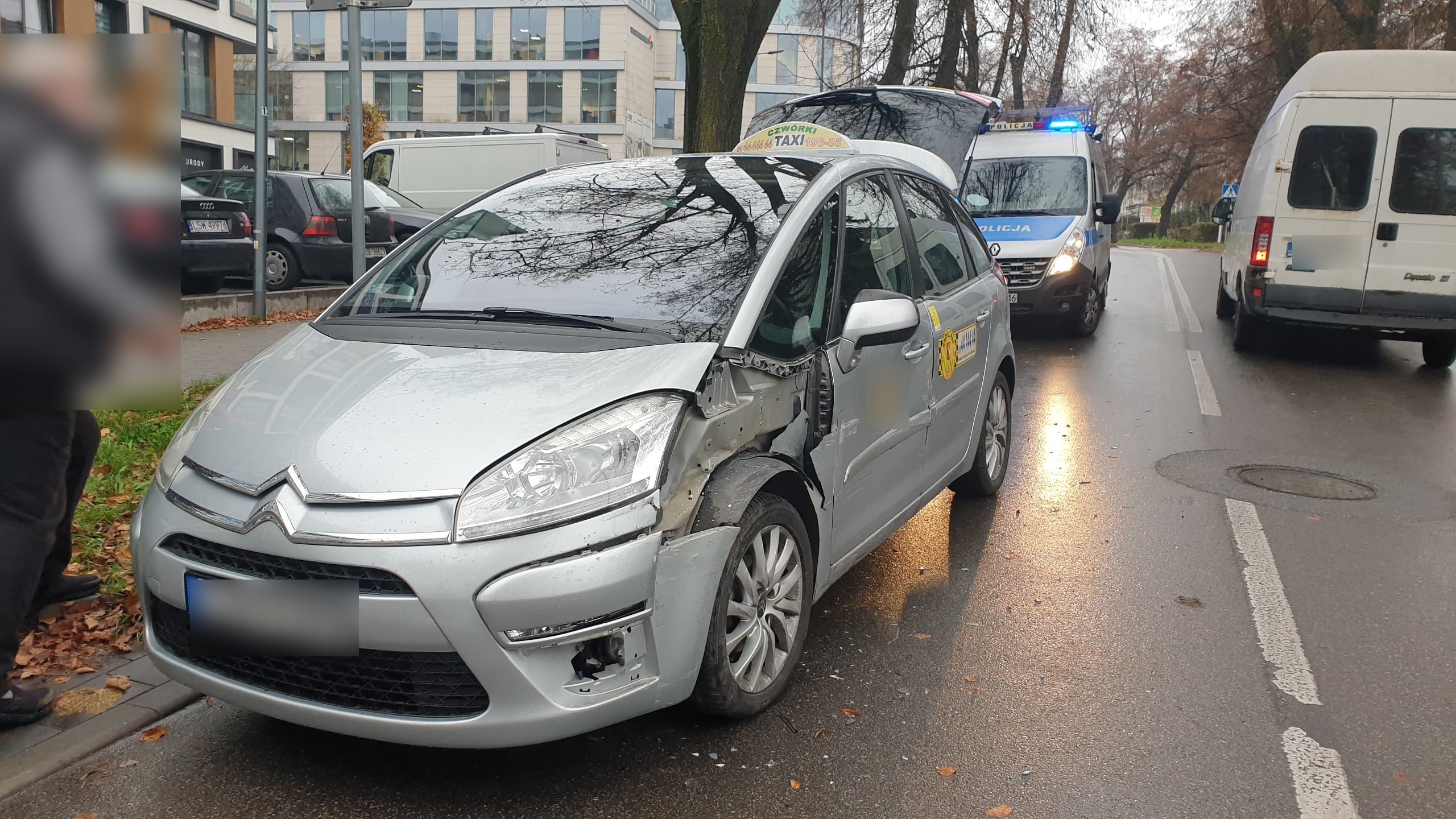 Zjechał BMW na przeciwległy pas ruchu i zderzył się z taksówką (zdjęcia)