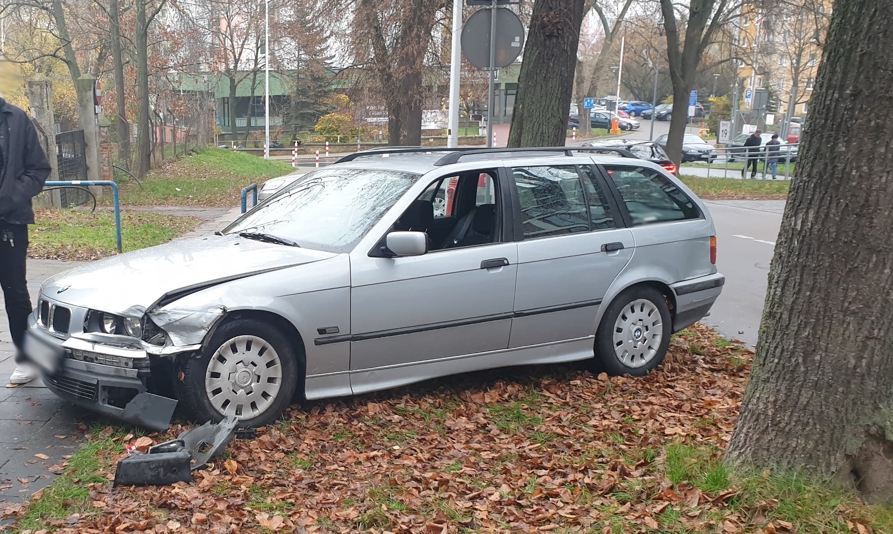 Zjechał BMW na przeciwległy pas ruchu i zderzył się z taksówką (zdjęcia)