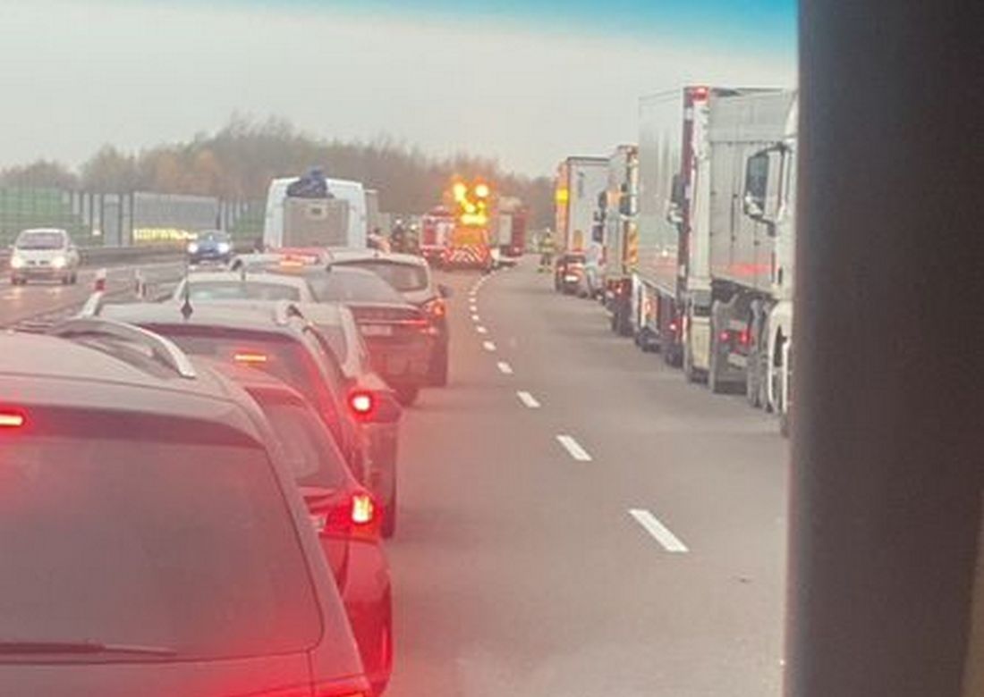 Wypadek na trasie Lublin – Warszawa. Pojazd dostawczy uderzył w samochód służby drogowej (zdjęcia)