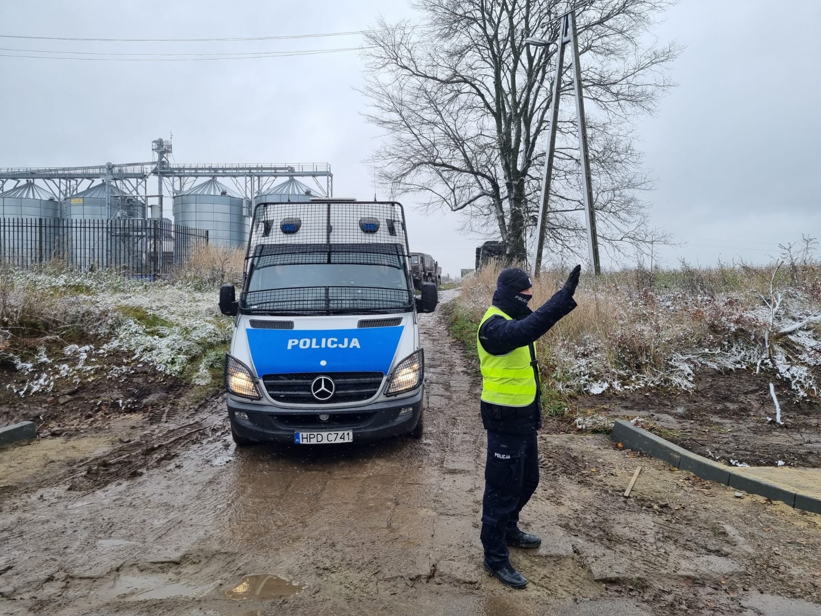 Dalsze działania służb, więcej patroli policji. Kolejny dzień prac w Przewodowie (zdjęcia)