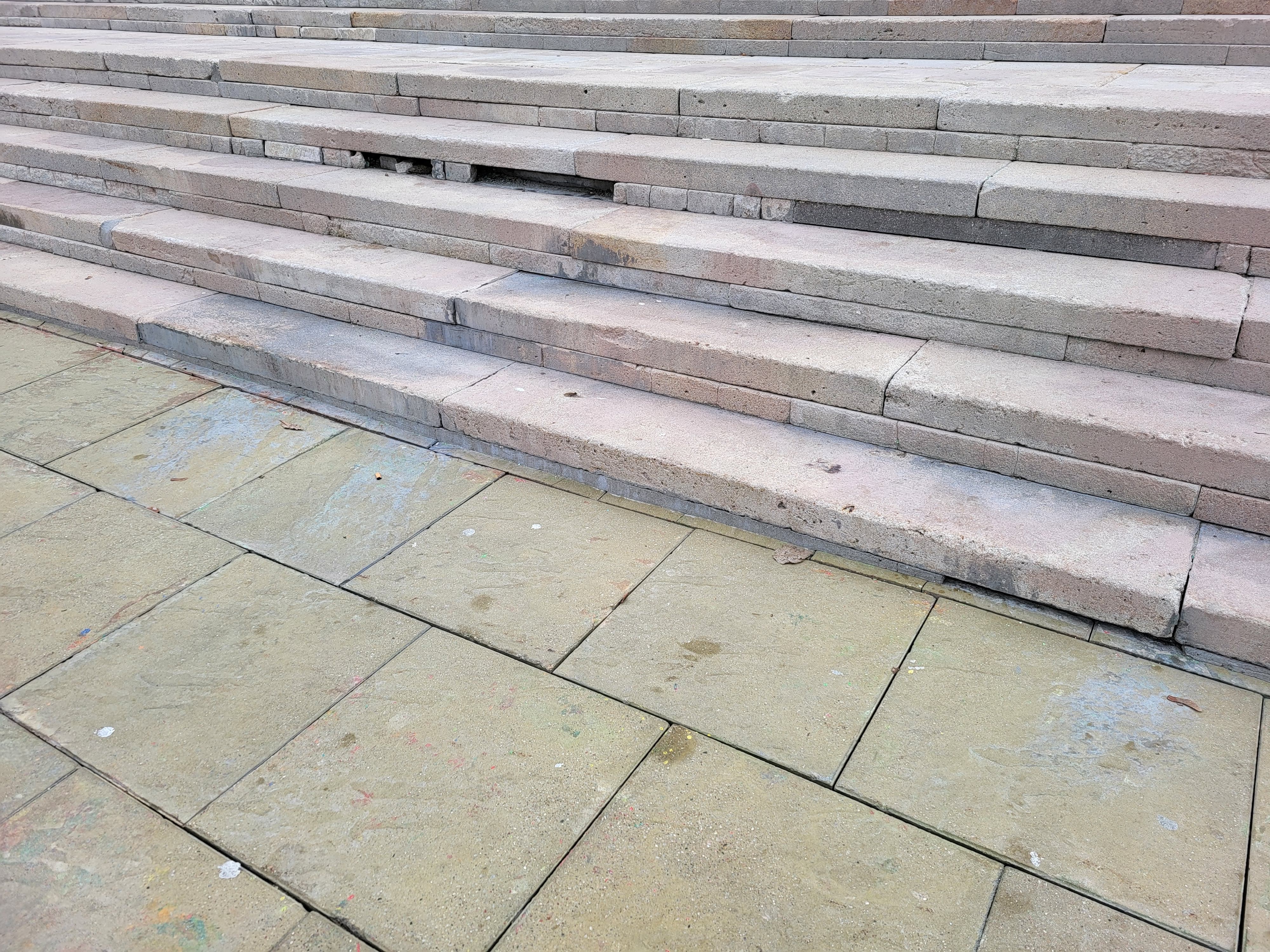 Malowidło z zamkowych schodów zostało usunięte. Prace te doprowadziły do licznych uszkodzeń (zdjęcia)
