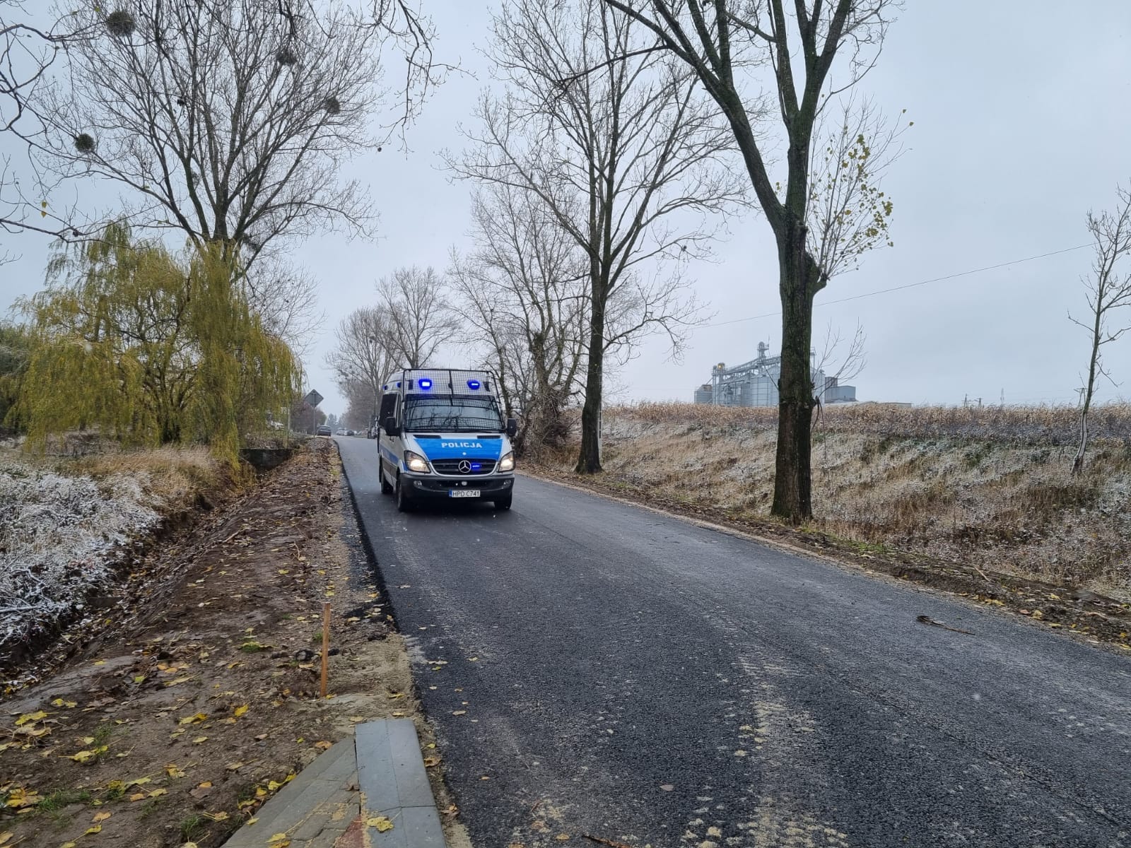 Dalsze działania służb, więcej patroli policji. Kolejny dzień prac w Przewodowie (zdjęcia)