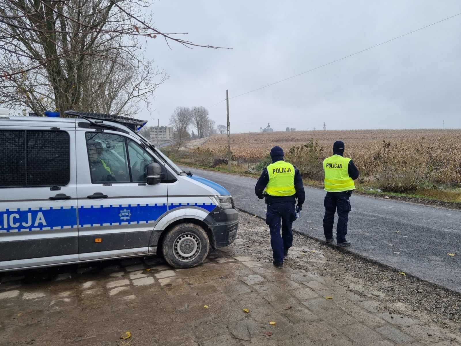 Dalsze działania służb, więcej patroli policji. Kolejny dzień prac w Przewodowie (zdjęcia)