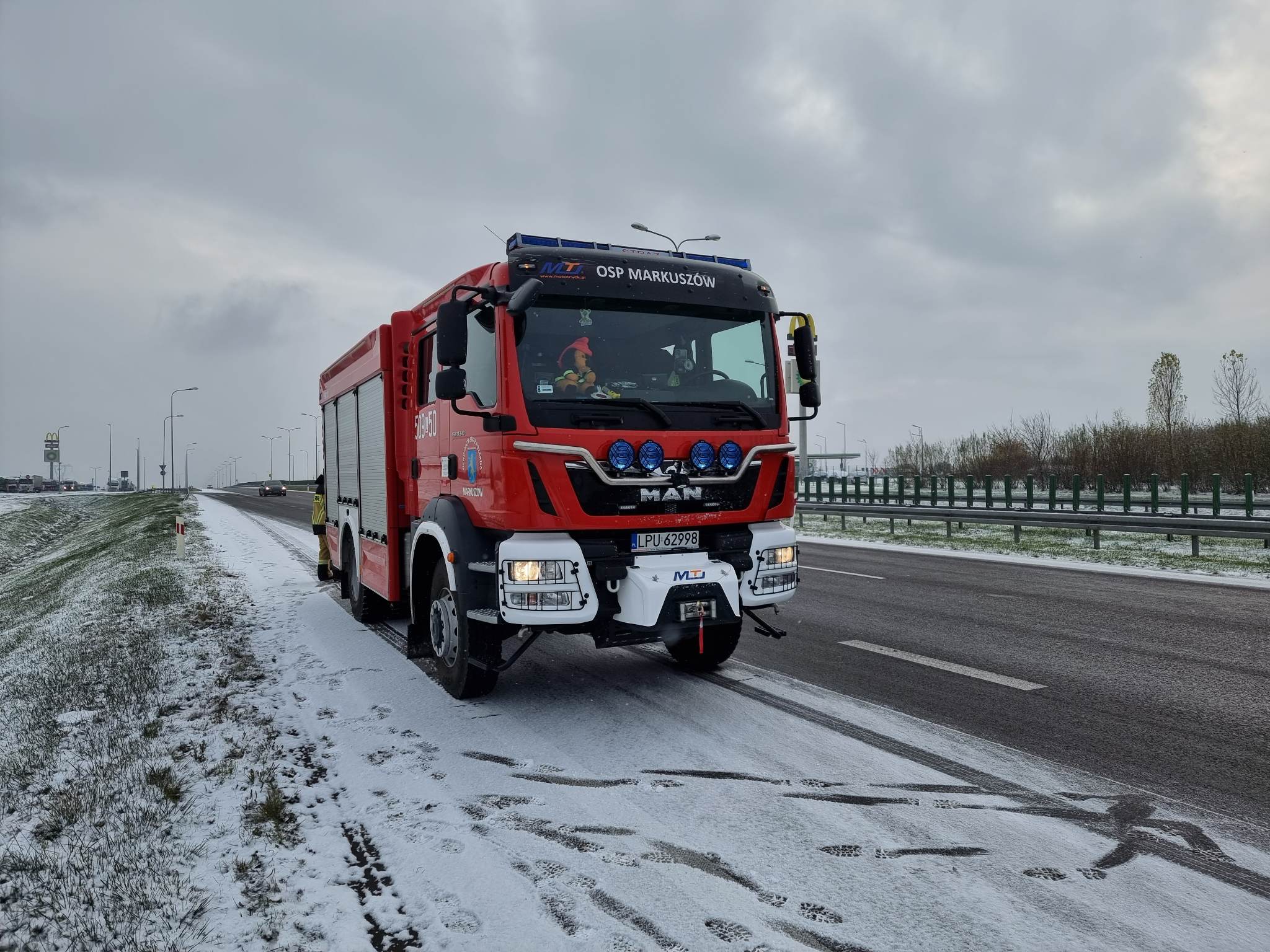 Ślisko na drogach regionu. Kierowca dodge’a zjechał do rowu na ekspresówce (zdjęcia)