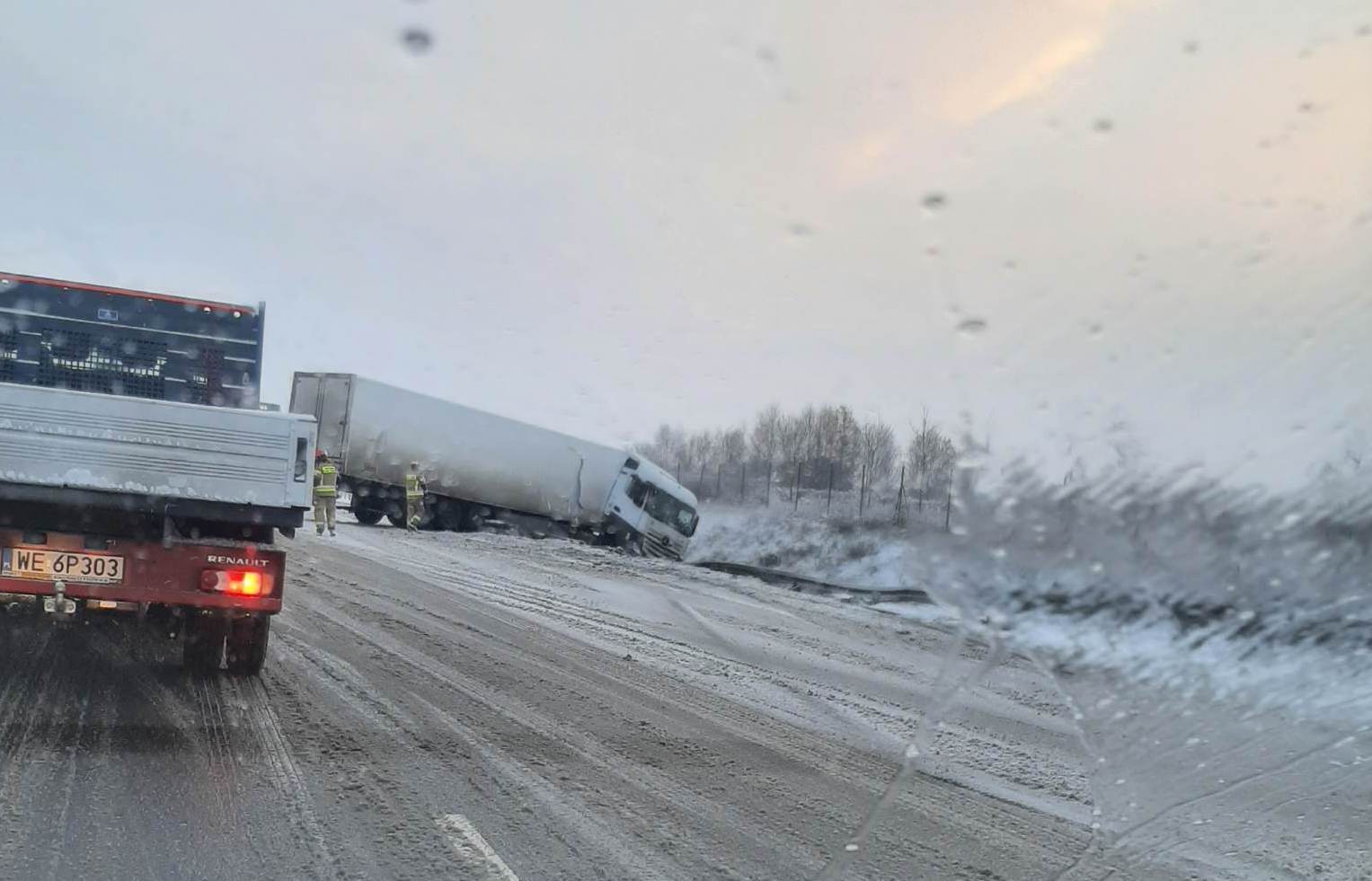 Na obwodnicy Lublina ciężarówka uderzyła w bariery energochłonne (zdjęcia)