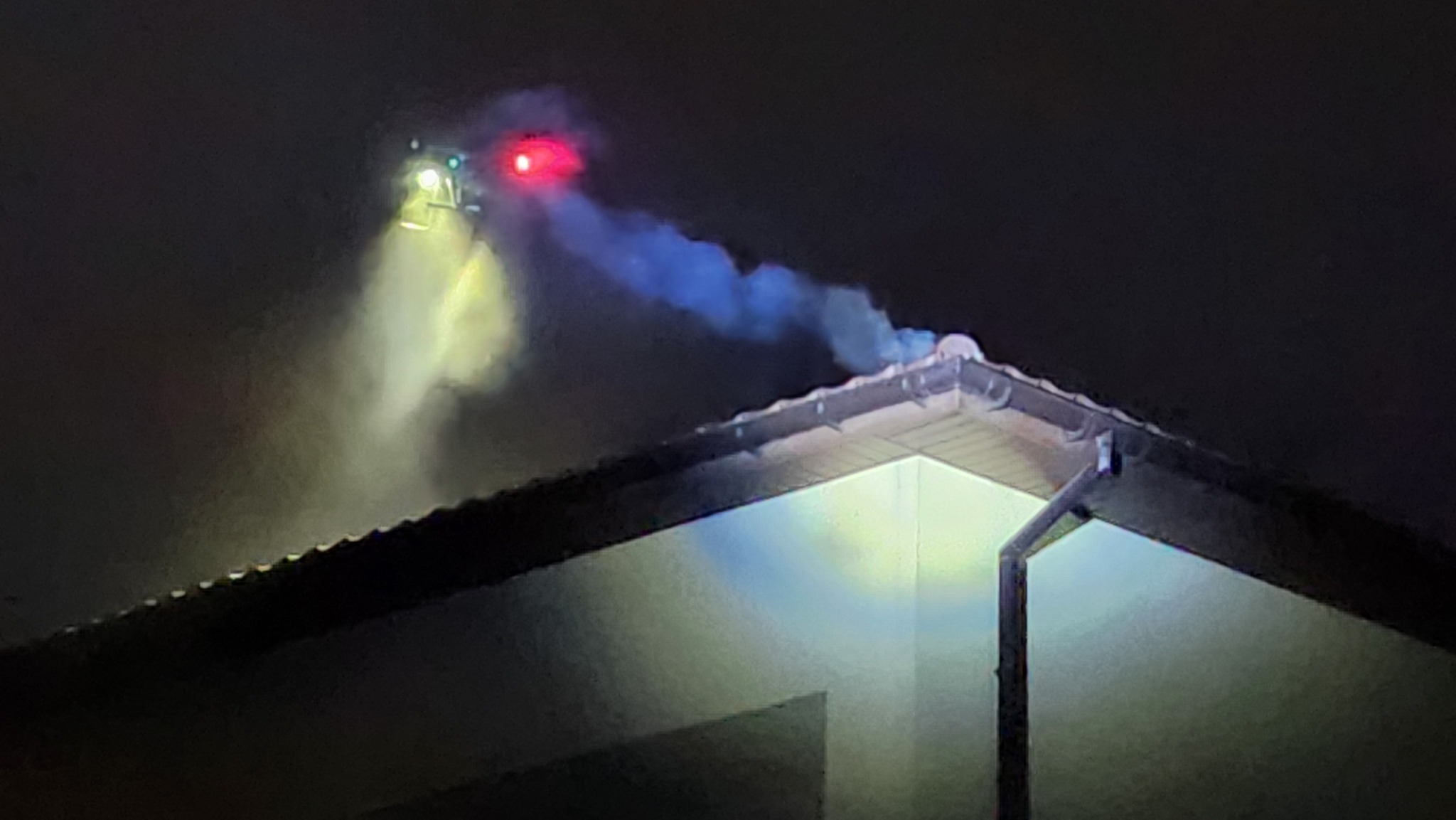 Trwają kontrole z drona palenisk domowych. Jeden z mieszkańców rozpalał kolorowymi czasopismami (zdjęcia)