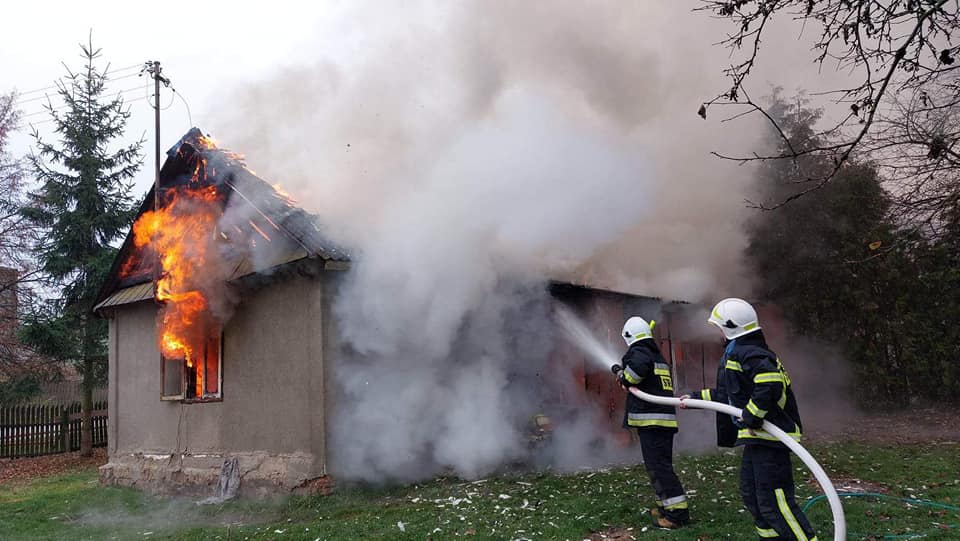 Kilka zastępów straży pożarnej walczyło z ogniem. Spłonął budynek mieszkalny (zdjęcia)