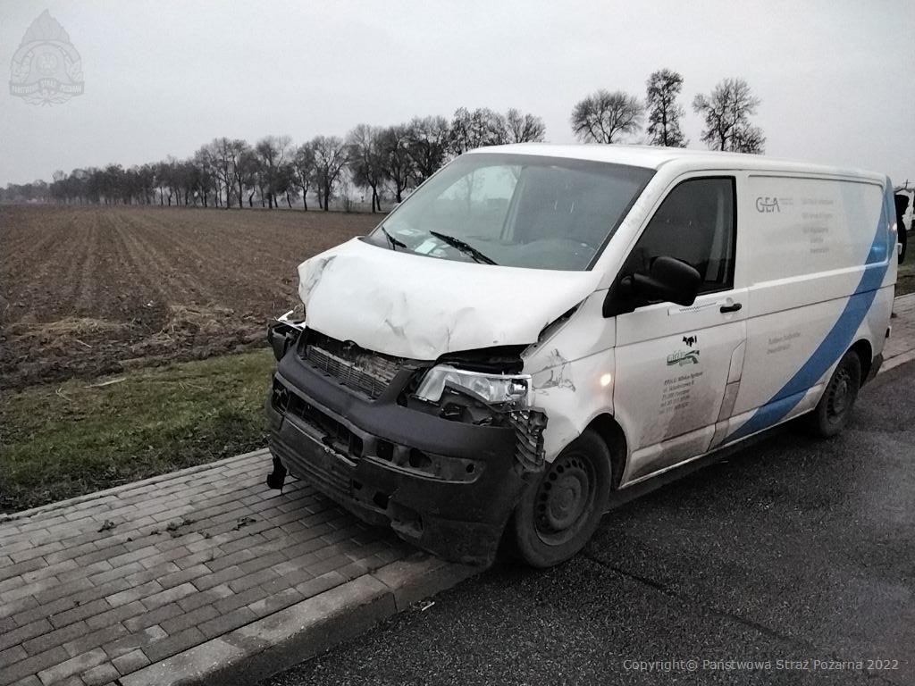 Tragiczny wypadek na skrzyżowaniu. Kierowca mercedesa zmarł w szpitalu (zdjęcia)