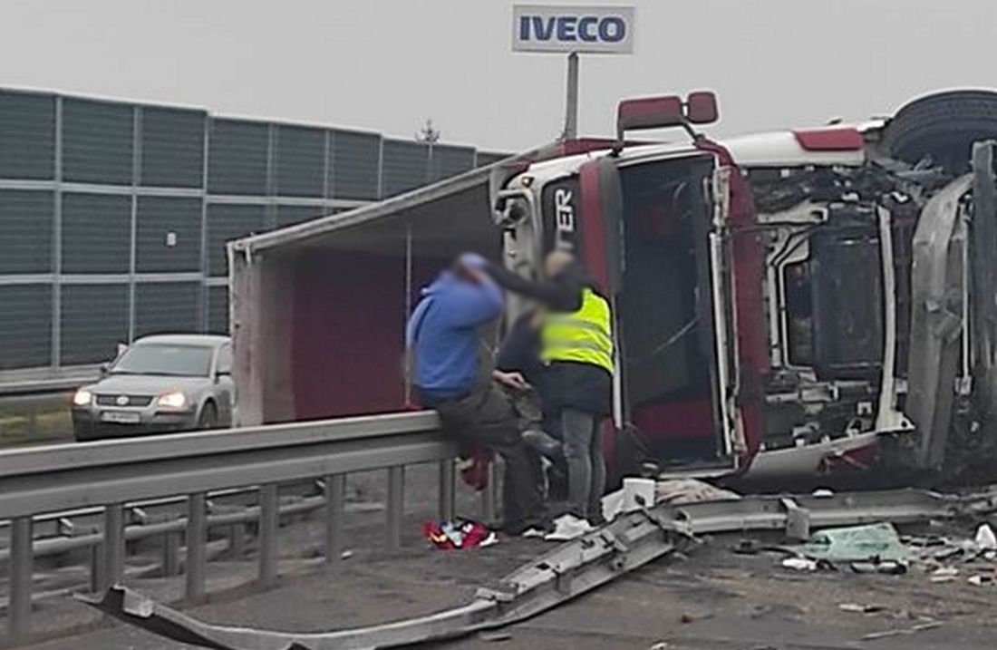 Ciężarówka na boku, rzepak na jezdni. Duże utrudnienia w ruchu na trasie Lublin – Piaski (wideo, zdjęcia)