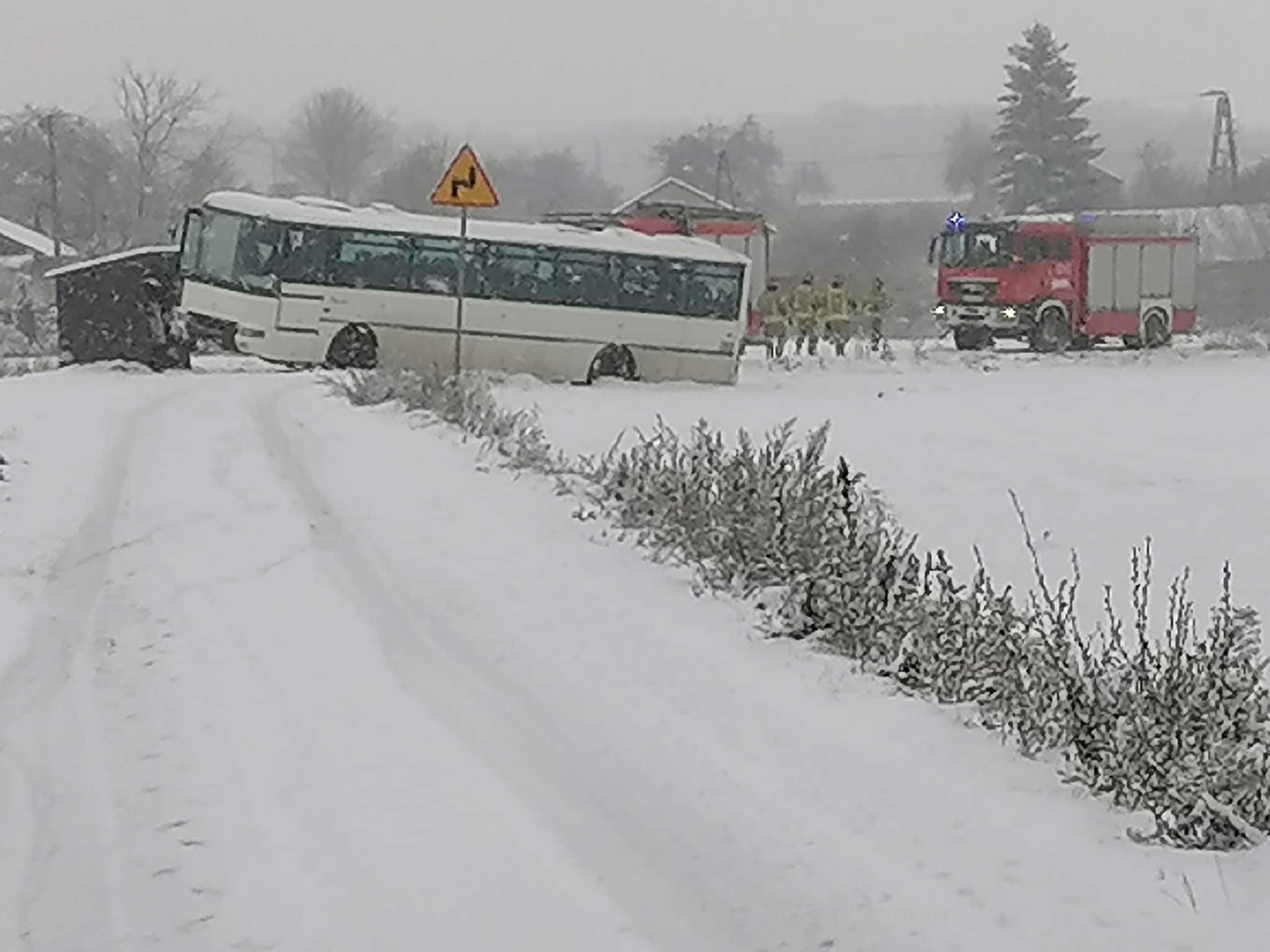 Autobus szkolny wypadł z drogi. W rejonie zdarzenia nie ma przejazdu (zdjęcia)