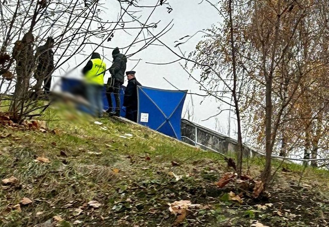 Zwłoki mężczyzny na schodach prowadzących na osiedle. Trwa ustalanie przyczyn jego śmierci (zdjęcia)