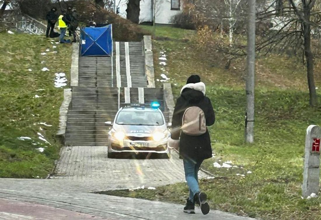 Zwłoki mężczyzny na schodach prowadzących na osiedle. Trwa ustalanie przyczyn jego śmierci (zdjęcia)