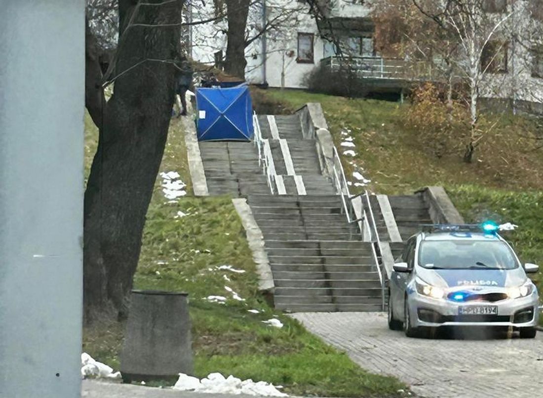 Zwłoki mężczyzny na schodach prowadzących na osiedle. Trwa ustalanie przyczyn jego śmierci (zdjęcia)