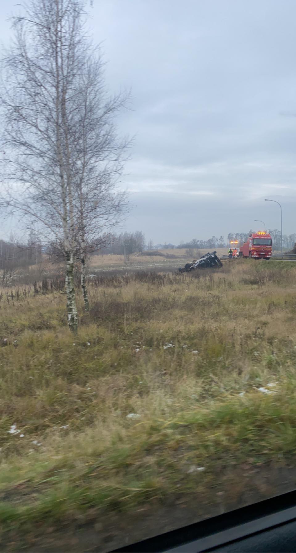 Ciężarówka wypadła z drogi S12. Zablokowana łącznica zjazdowa w kierunku Piask (zdjęcia)
