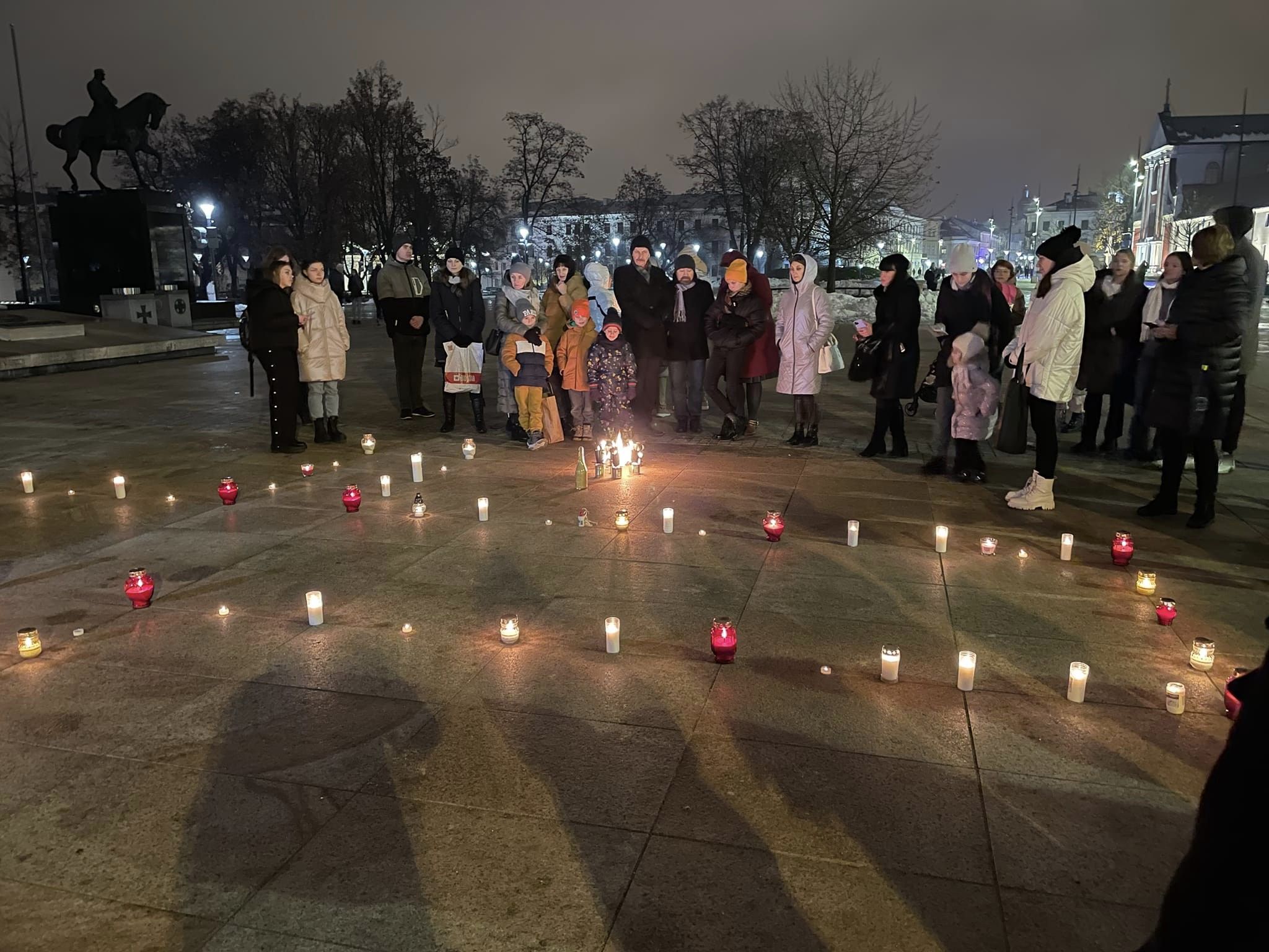 Na Placu Litewskim zgasły iluminacje. Lublin upamiętnił ofiary Wielkiego Głodu w Ukrainie (zdjęcia)