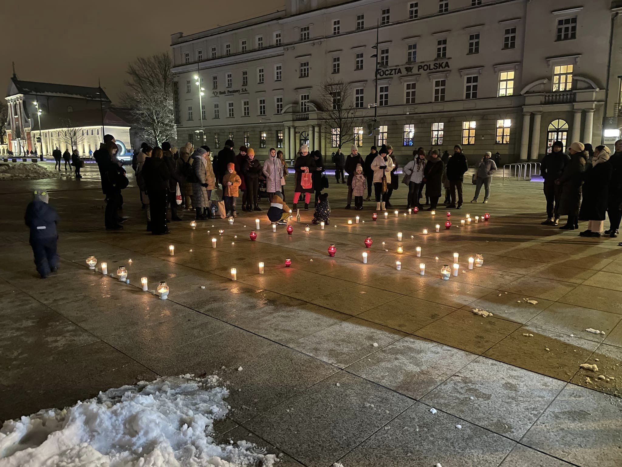 Na Placu Litewskim zgasły iluminacje. Lublin upamiętnił ofiary Wielkiego Głodu w Ukrainie (zdjęcia)