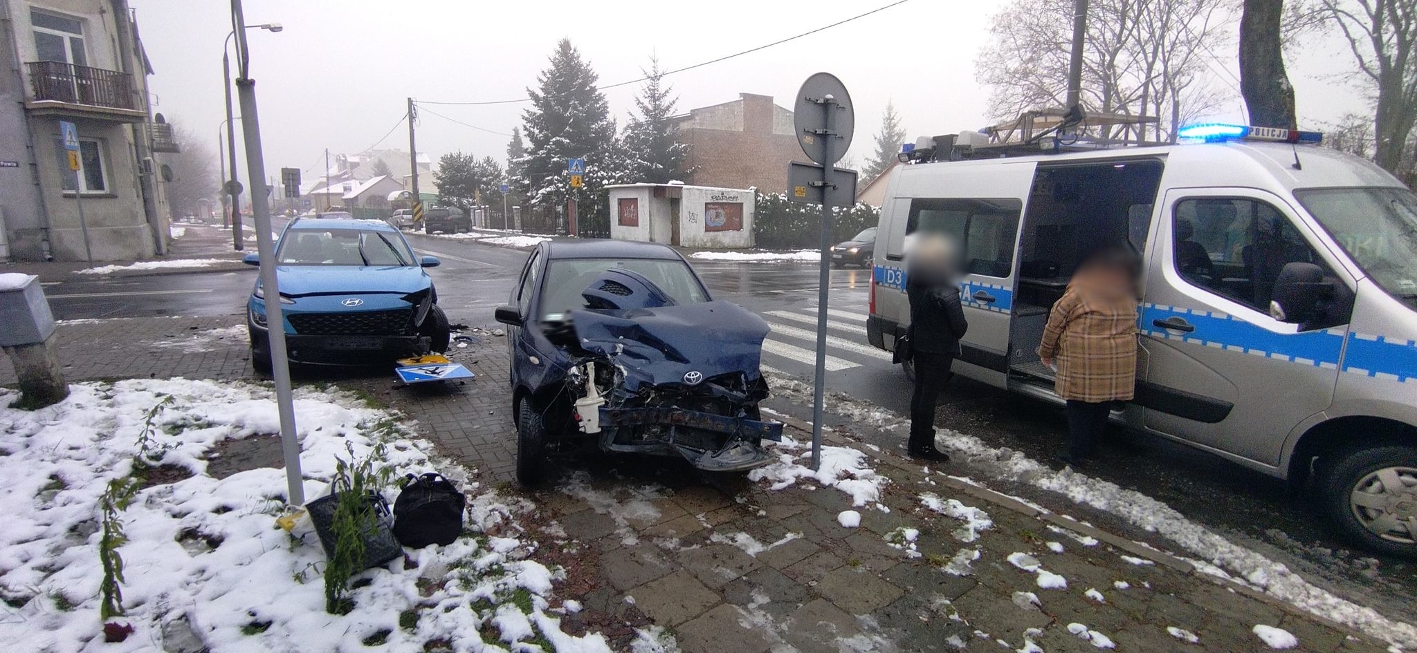 Zderzenie na skrzyżowaniu w Lublinie, dwa pojazdy rozbite (zdjęcia)