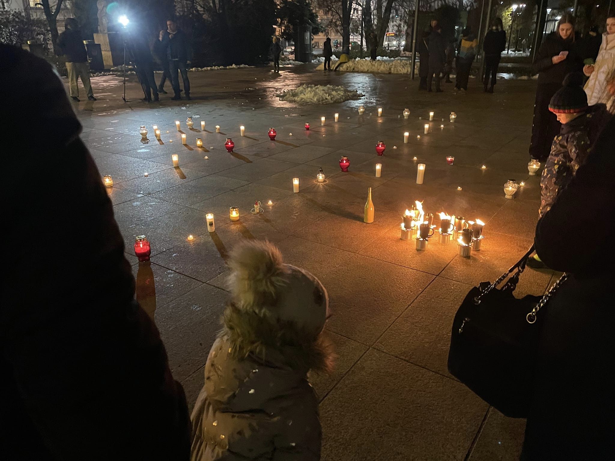 Na Placu Litewskim zgasły iluminacje. Lublin upamiętnił ofiary Wielkiego Głodu w Ukrainie (zdjęcia)