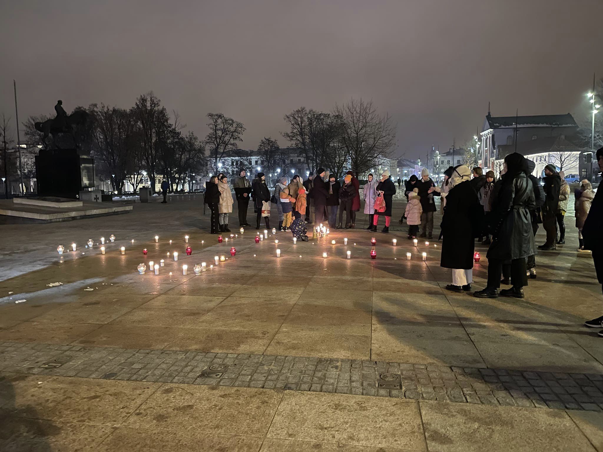 Na Placu Litewskim zgasły iluminacje. Lublin upamiętnił ofiary Wielkiego Głodu w Ukrainie (zdjęcia)