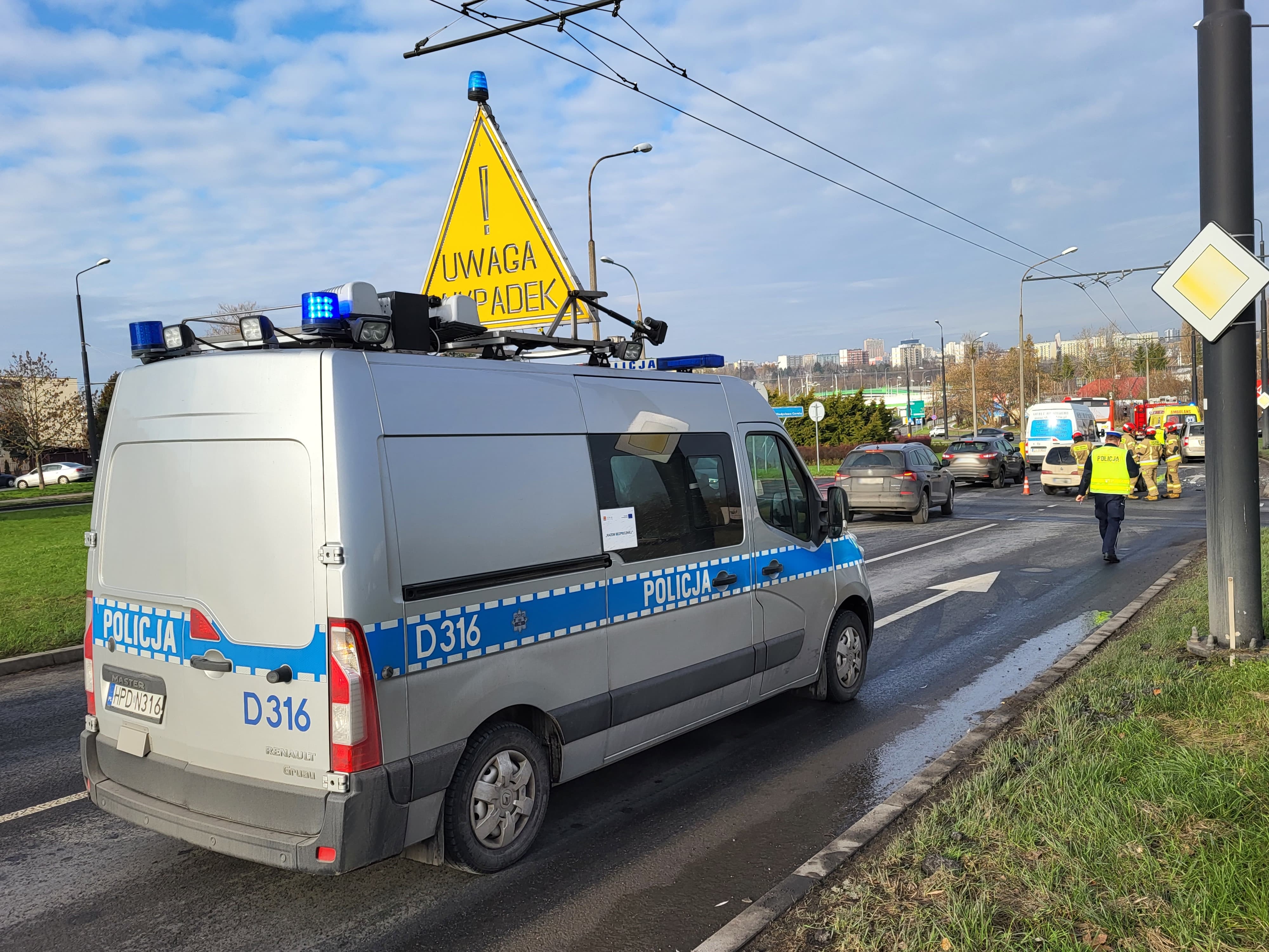 Skorzystał z okazji, ukradł samochód. Chciał jechać do dziewczyny, doprowadził do kolizji i uciekł (zdjęcia)