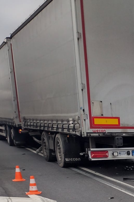 Zderzenie osobówki z ciężarówką na trasie Kock – Moszczanka. Jeden pas zablokowany (zdjęcia)