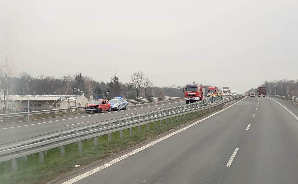 Na drodze S19 pojazd osobowy uderzył w bariery energochłonne. Utrudnienia w ruchu w kierunku Rzeszowa (zdjęcia)