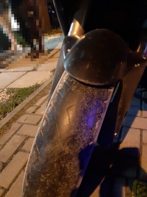 „Palił gumę” motocyklem na chodniku, nie zauważył radiowozu. Na początek tysiąc złotych mandatu (zdjęcia)