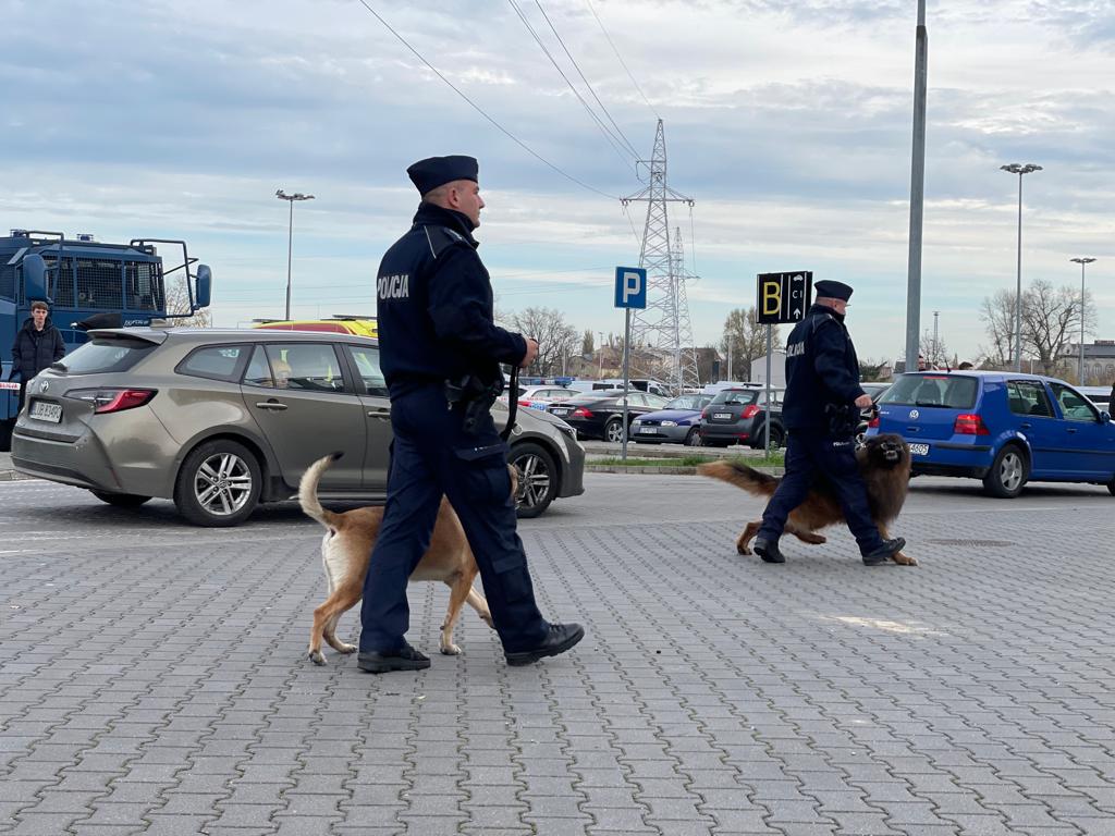 Duże siły policji zabezpieczają mecz piłkarski na Arenie Lublin. To spotkanie „podwyższonego ryzyka” (zdjęcia)