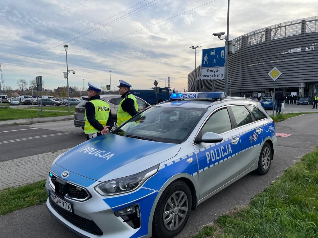 Duże siły policji zabezpieczają mecz piłkarski na Arenie Lublin. To spotkanie „podwyższonego ryzyka” (zdjęcia)
