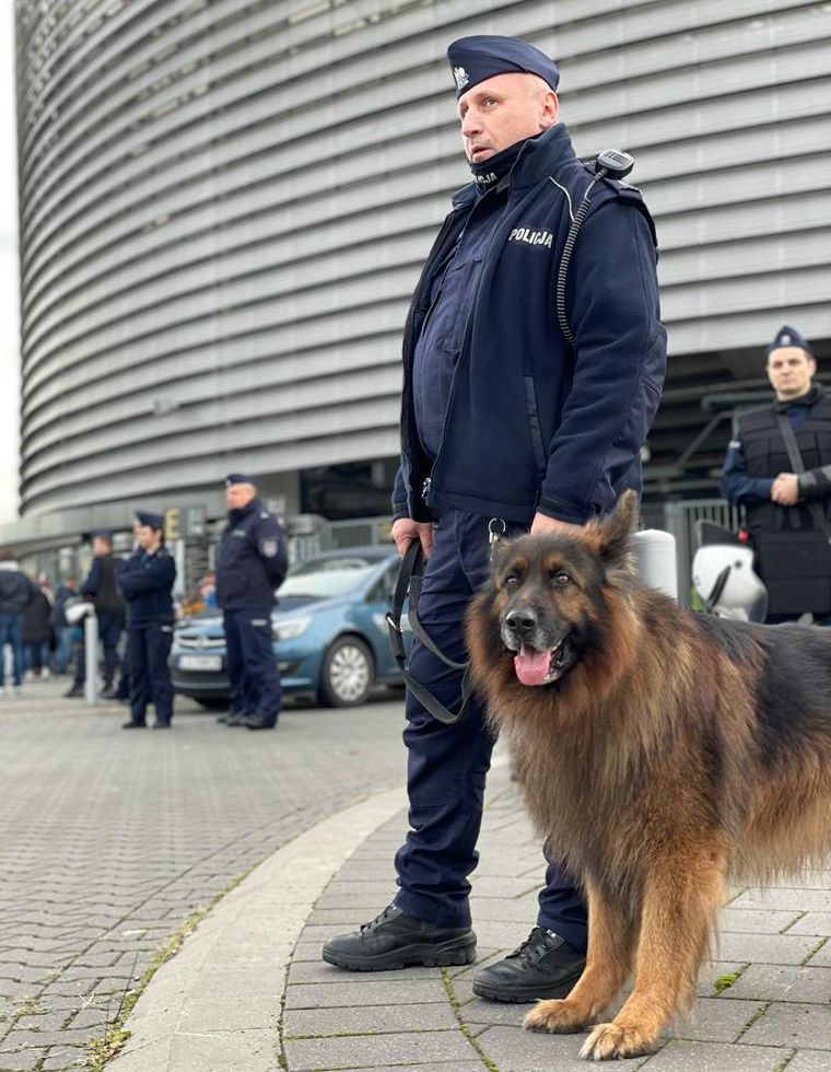 Duże siły policji zabezpieczają mecz piłkarski na Arenie Lublin. To spotkanie „podwyższonego ryzyka” (zdjęcia)