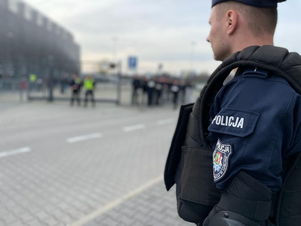 Duże siły policji zabezpieczają mecz piłkarski na Arenie Lublin. To spotkanie „podwyższonego ryzyka” (zdjęcia)