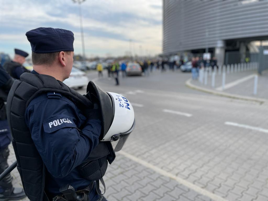 Duże siły policji zabezpieczają mecz piłkarski na Arenie Lublin. To spotkanie „podwyższonego ryzyka” (zdjęcia)