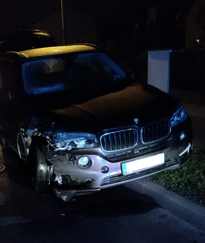 Samochód powiadomił służby ratunkowe o zdarzeniu drogowym. Za kierownicą BMW siedziała nietrzeźwa kobieta (zdjęcia)