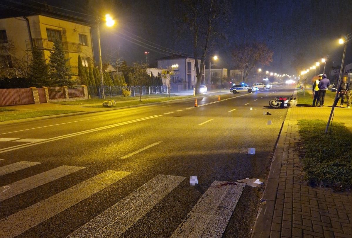 Wjechał motocyklem w pieszą na przejściu. Kobieta trafiła do szpitala (zdjęcia)