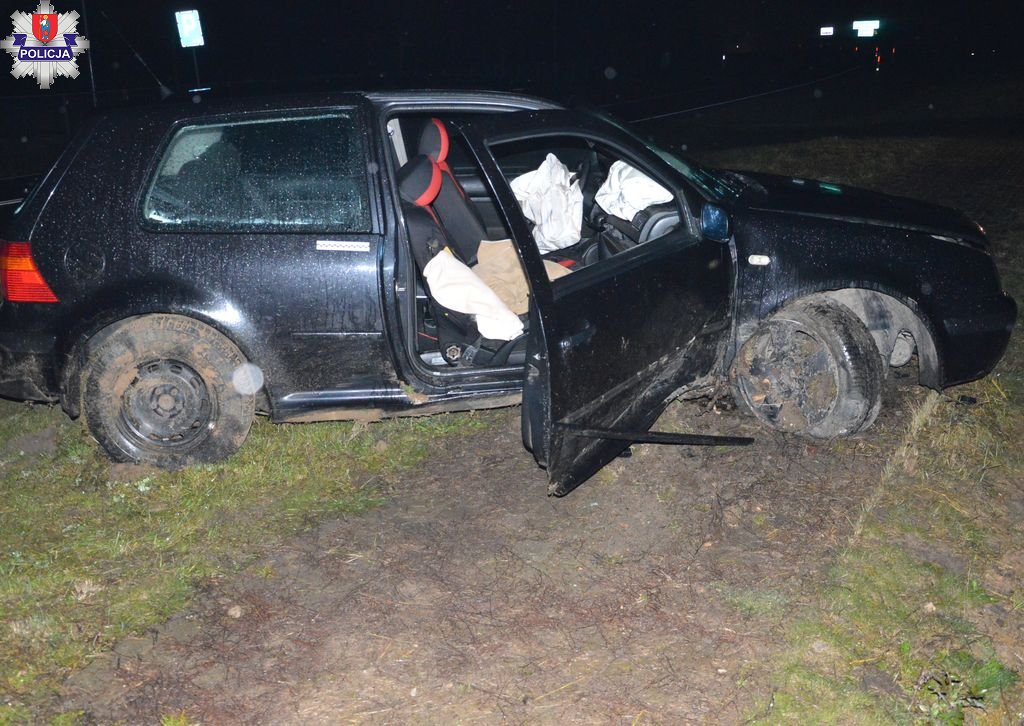 Rozbity volkswagen poza drogą, w aucie pasażerowie. Policjanci zatrzymali nietrzeźwego obywatela Ukrainy (zdjęcia)