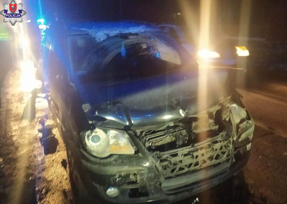 Pijana kierująca volkswagenem doprowadziła do zderzenia trzech pojazdów. Trzy osoby trafiły do szpitala (zdjęcia)