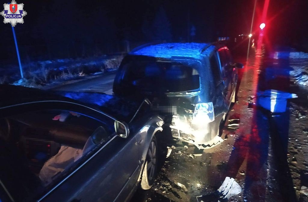 Pijana kierująca volkswagenem doprowadziła do zderzenia trzech pojazdów. Trzy osoby trafiły do szpitala (zdjęcia)