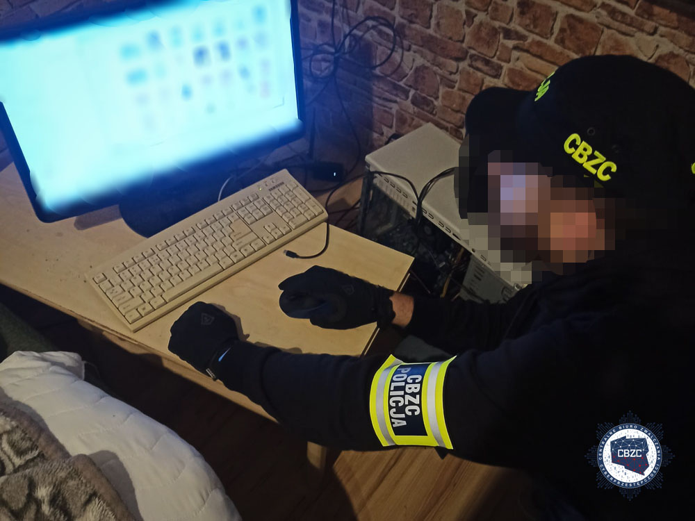 Akcja policjantów z Lublina wymierzona w osoby rozpowszechniające treści pornograficznych z udziałem małoletnich (wideo, zdjęcia)