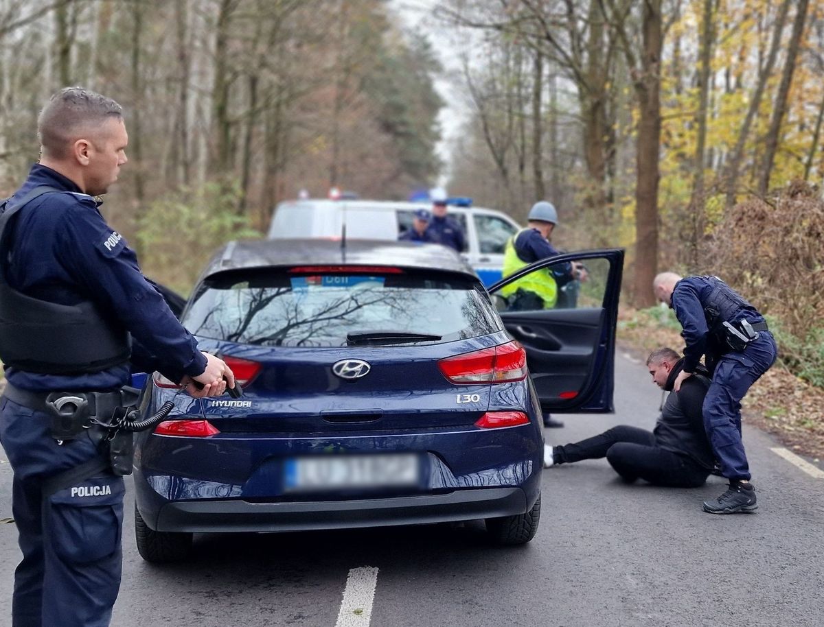 Policjanci z bronią i kolczatkami przy drogach. Czytelnicy pytają, policja wyjaśnia (zdjęcia)