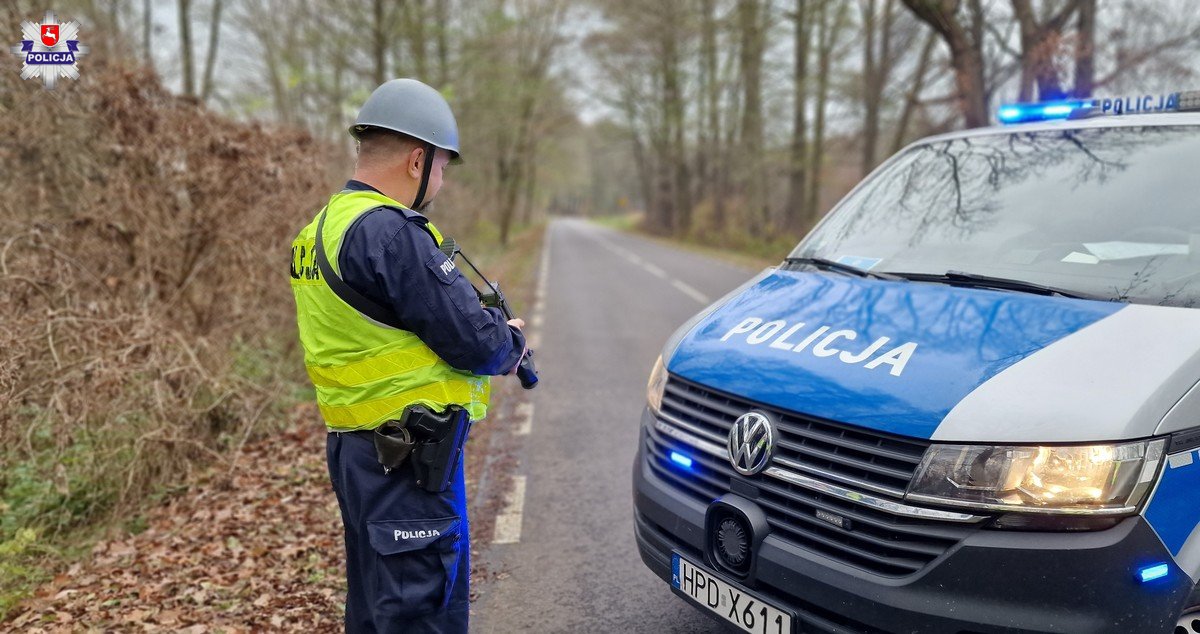 Policjanci z bronią i kolczatkami przy drogach. Czytelnicy pytają, policja wyjaśnia (zdjęcia)