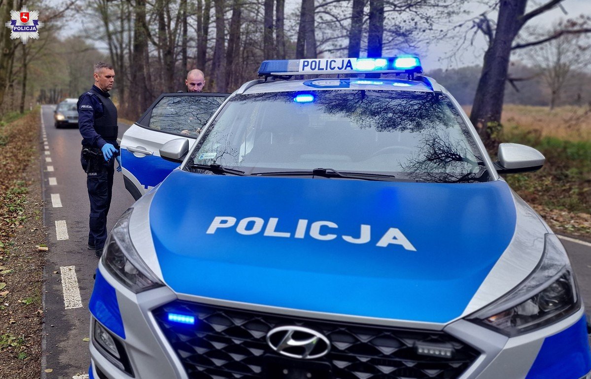 Policjanci z bronią i kolczatkami przy drogach. Czytelnicy pytają, policja wyjaśnia (zdjęcia)