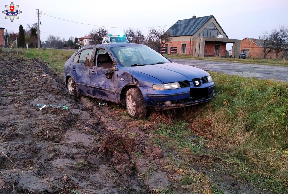 Pijany wsiadł za kierownicę seata, świadek próbował go zatrzymać. Pojazd wjechał do rowu i dachował (zdjęcia)