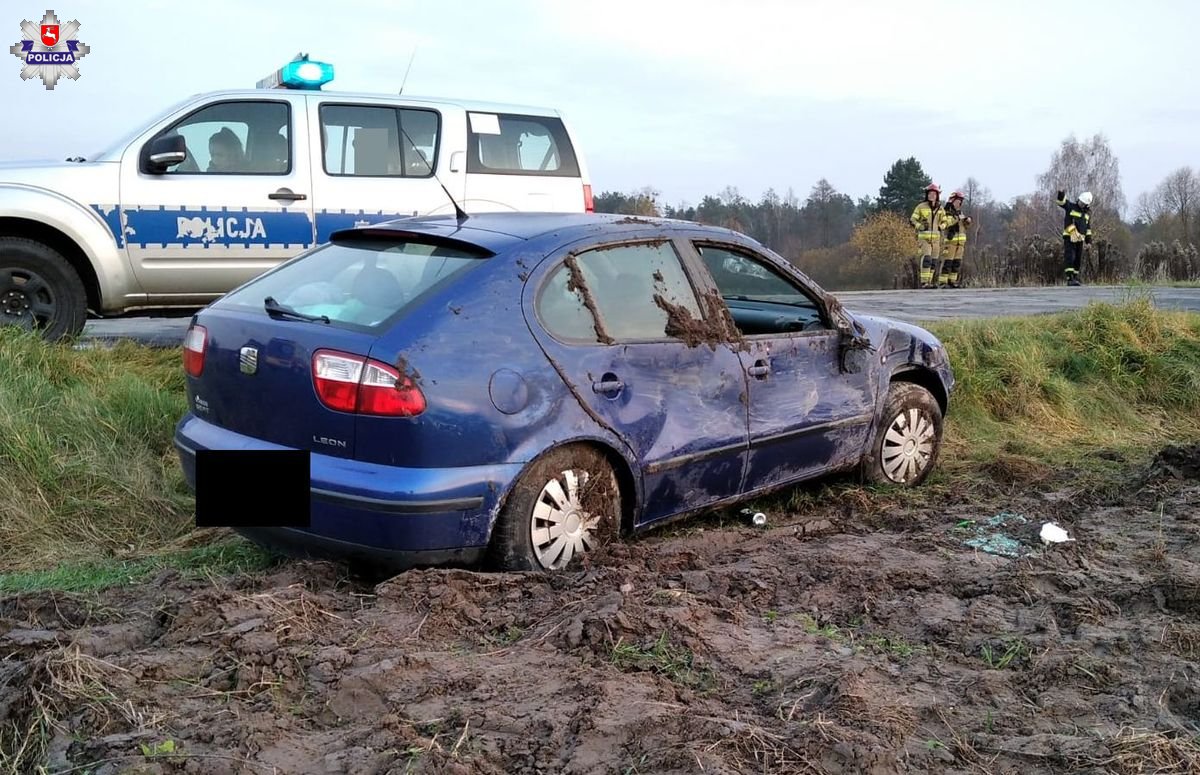 Pijany wsiadł za kierownicę seata, świadek próbował go zatrzymać. Pojazd wjechał do rowu i dachował (zdjęcia)