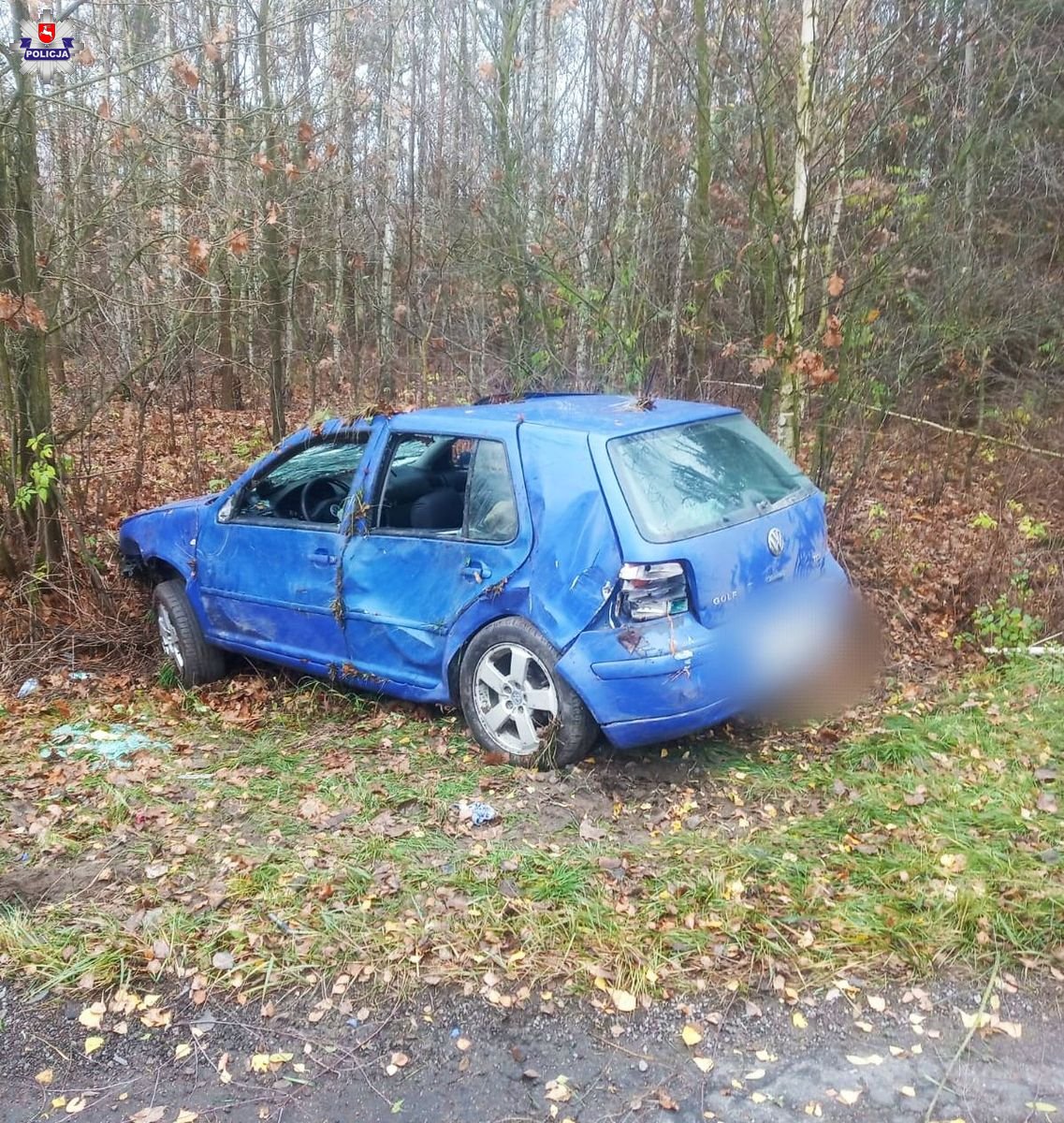 Ucieczkę volkswagenem zakończyli dachowaniem. Kierujący pijany, pasażer z amfetaminą (zdjęcia)