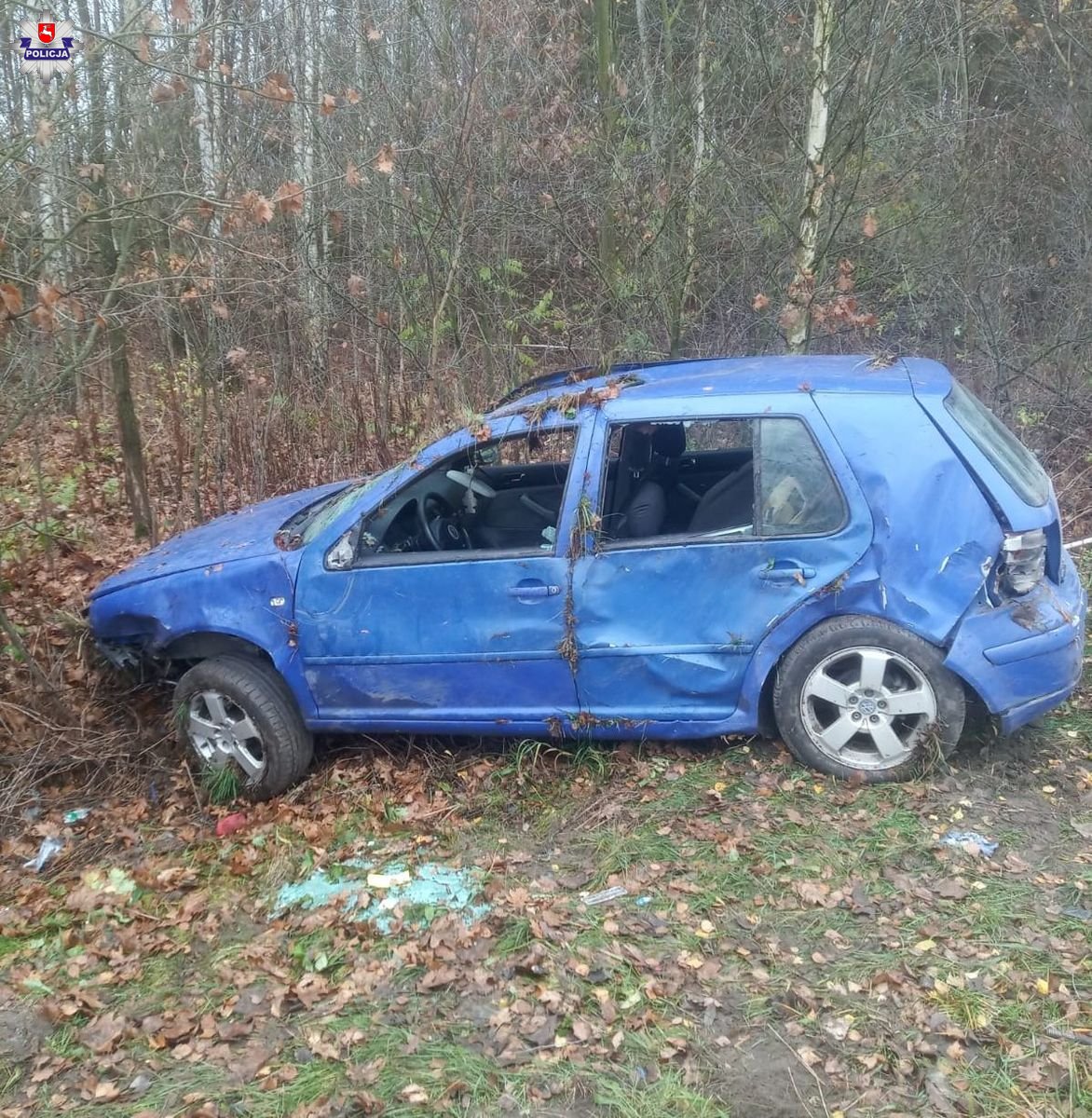 Ucieczkę volkswagenem zakończyli dachowaniem. Kierujący pijany, pasażer z amfetaminą (zdjęcia)