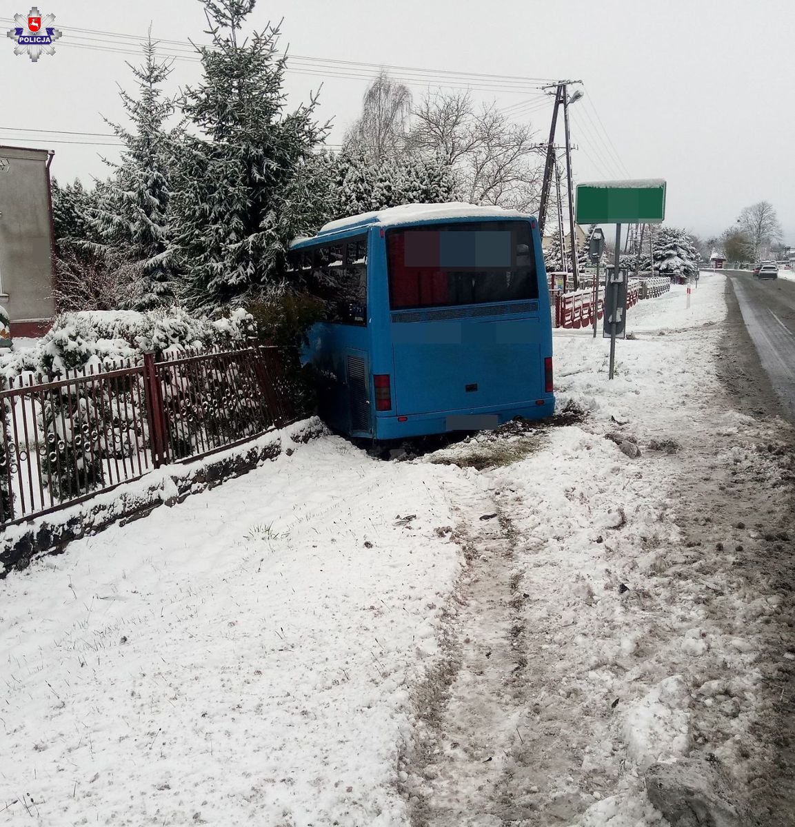 Uderzył autobusem w bok ciężarówki, zjechał z drogi i staranował ogrodzenie (zdjęcia)