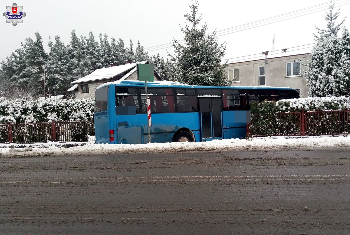 Uderzył autobusem w bok ciężarówki, zjechał z drogi i staranował ogrodzenie (zdjęcia)