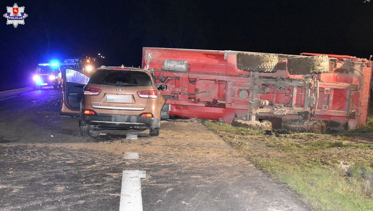 Uderzył kią w przyczepę ciągnika rolniczego. Groźny, nocny wypadek na drodze krajowej nr 17 (zdjęcia)