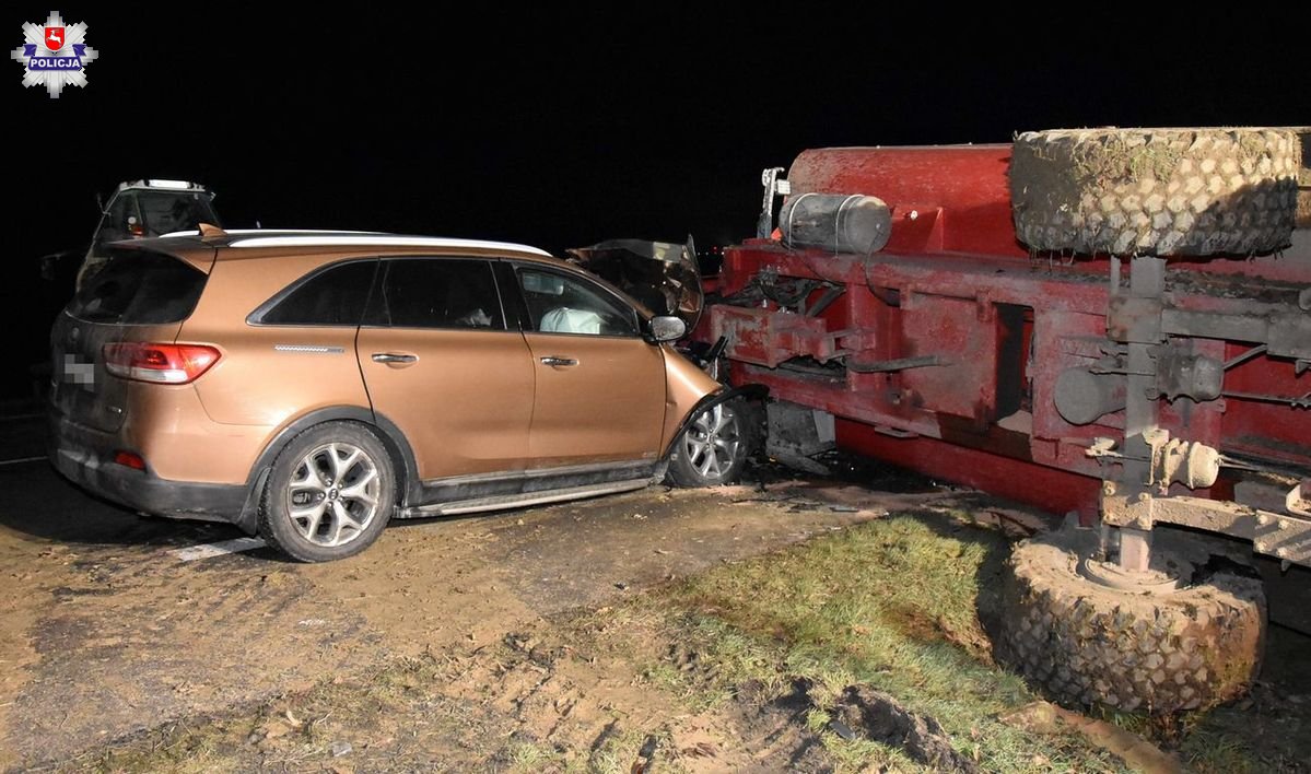 Uderzył kią w przyczepę ciągnika rolniczego. Groźny, nocny wypadek na drodze krajowej nr 17 (zdjęcia)